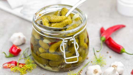 Barattolo di cetriolini sottaceto