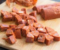 Il chouriço è una preparazione a base di carne suina e bovina dal sapore intenso e piccante. Scopriamo insieme le caratteristiche e gli usi in cucina.