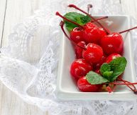 Le ciliegie sotto spirito sono facilissime da preparare in casa, e arricchiscono qualsiasi dolce: ecco quali sono le loro proprietà nutrizionali