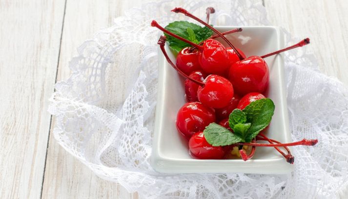 Le ciliegie sotto spirito sono facilissime da preparare in casa, e arricchiscono qualsiasi dolce: ecco quali sono le loro proprietà nutrizionali