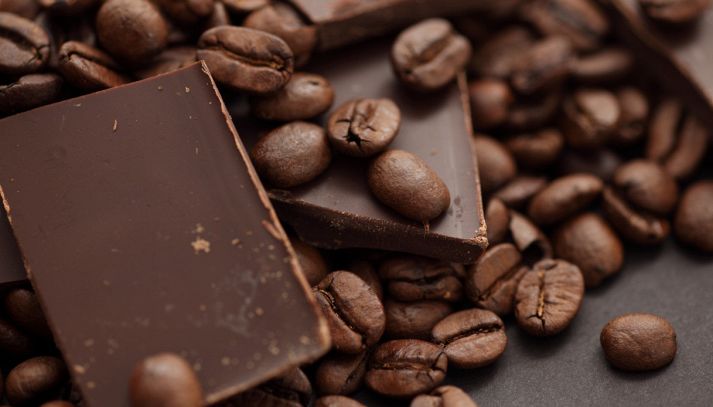 Vediamo quali sono le caratteristiche, i valori nutrizionali e i benefici legati al cioccolato fondente al caffè, usato anche come valido ingrediente in cucina