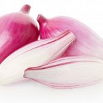 In primo piano una cipolla rossa di Tropea tagliata a metà, dietro due pezzi interi; la forma è ovoidale e allungata, il colore va dal bianco al violaceo