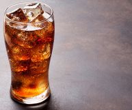 Fresco bicchiere di Pepsi con ghiaccio