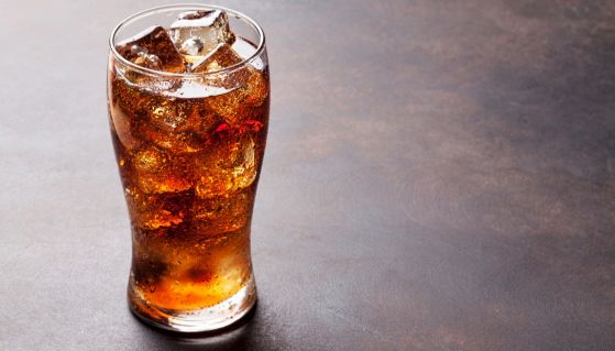 Fresco bicchiere di Pepsi con ghiaccio