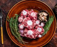 Si usa nel brodo e nelle ricette della tradizione: vediamo quali sono le caratteristiche principali della coda di bue e come si usa al meglio in cucina