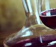 Il bicchiere di Colli Bolognesi DOC Merlot con il decanter