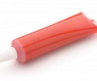 Il colorante alimentare rosso, molto usato per la preparazione di dolci, può essere preparato anche in casa con ingredienti naturali: ecco come