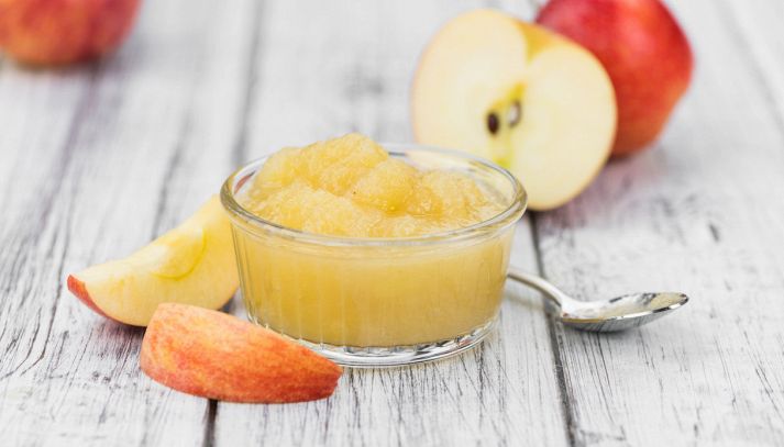 La composta di mele, meno zuccherina rispetto alla confettura, è perfetta per impreziosire qualsiasi dessert: ecco quali sono le sue proprietà nutrizionali