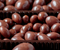 Confetti al cioccolato colorati, una variante degli ultimi anni dei più classici confetti bianchi