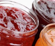 Facile da preparare anche a casa, la confettura di frutta è versatile e può avere innumerevoli usi in cucina