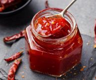 La confettura di peperoncino, tipica della tradizione calabrese, è una delizia da gustare su decine di ricette: ecco le sue proprietà nutrizionali