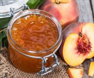 La confettura di pesche è un ingrediente delizioso e salutare che accompagna i nostri momenti più golosi in cucina