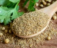 Scopriamo insieme il coriandolo in polvere, prodotto macinato dai semi della pianta aromatica conosciuta anche con il nome di prezzemolo cinese