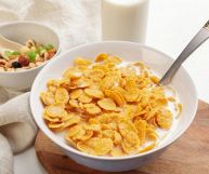 Fiocchi di mais per una sana e genuina colazione. Sapere come usare i corn flakes in cucina consente di migliorare la propria alimentazione