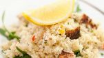 Primo piano di couscous pollo e limone