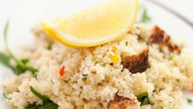 Primo piano di couscous pollo e limone