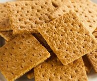 Riscopriamo un ingrediente spesso sottovalutato ma estremamente versatile in cucina: il cracker. Disponibile in diverse varianti, è croccante e piacevole