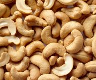 Una salsa vellutata e saporita, ricca di benefici: quali sono le caratteristiche e i valori nutrizionali della crema di anacardi e come si usa in cucina