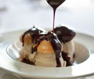 Vediamo insieme quali sono le caratteristiche e i benefici legati alla crema di cacao scura e come si usa per realizzare le migliori ricette di cucina