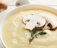 La crema di funghi porta in tavola il sapore del bosco: ecco come la puoi preparare in casa, quali sono i suoi valori nutrizionali e gli usi in cucina