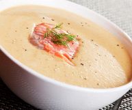 Più di una zuppa e adatta sia come antipasto che come primo o contorno: la crema di salmone è una ricetta che può anche trasformarsi in ingrediente