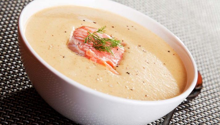 Più di una zuppa e adatta sia come antipasto che come primo o contorno: la crema di salmone è una ricetta che può anche trasformarsi in ingrediente
