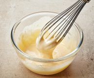 È la base di numerose preparazioni dolciarie: scopriamo tutto quello che c'è da sapere sulla crema pasticcera