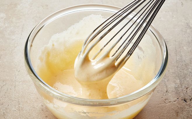È la base di numerose preparazioni dolciarie: scopriamo tutto quello che c'è da sapere sulla crema pasticcera