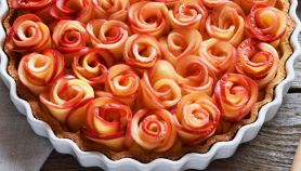 Crostata di rose e frutti