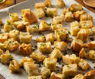 Sono i protagonisti assoluti di antipasti e aperitivi sfiziosi e mettono d'accordo tutti quanti. Scopriamo insieme i crostini di pane