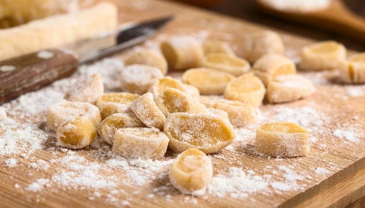 Gli csipetke, conosciuti anche come gnocchetti, sono un formato di pasta fresca tradizionale dell'Ungheria: ecco i loro valori nutrizionali e gli impieghi