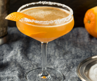 liquore a base di scorze di laraha, un tipo di arancia dal caratteristico sapore amaro che cresce a Curaçao