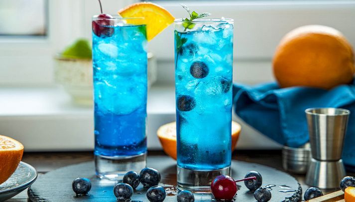 Scopriamo caratteristiche e proprietà del Curaçao blu, un liquore particolare di colore blu che si ottiene dalle scorze di Laraha, un'arancia amara