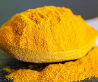 Nota nella cucina orientale da millenni, la curcuma si è diffusa anche in Occidente per le sue proprietà benefiche