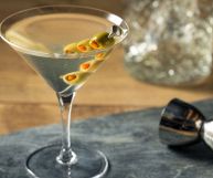 Vediamo quali sono le caratteristiche principali del dry vermouth, dov'è utilizzato per la preparazione di cocktail e quali sono le calorie per 100 mL di vino