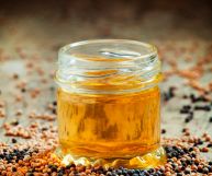 L'essenza di senape è una preparazione salutare e virtuosa che può aromatizzare ogni nostra preparazione in maniera unica