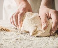 La farina autolievitante è una miscela che contiene agenti lievitanti e che permette di preparare ricette gustosissime in poco tempo