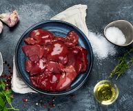 Scopriamo insieme i fegatini di pollo e come cucinarli: quali sono le caratteristiche principali e i benefici di questo quinto quarto così apprezzato