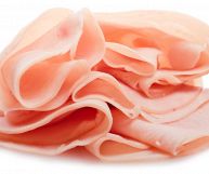 La fesa di tacchino, che sia il salume o il taglio di carne, è un alimento poco calorico e ricco di sostanze nutritive: ecco tutti i suoi benefici