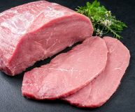 Sottile e senza osso, le fettine di vitello sono un taglio tenero e versatile in cucina ottenute solitamente dal girello di vitello