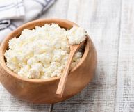 Amico delle diete ipocaloriche, il cottage cheese, o fiocchi di latte, è un prodotto caseario molto salutare