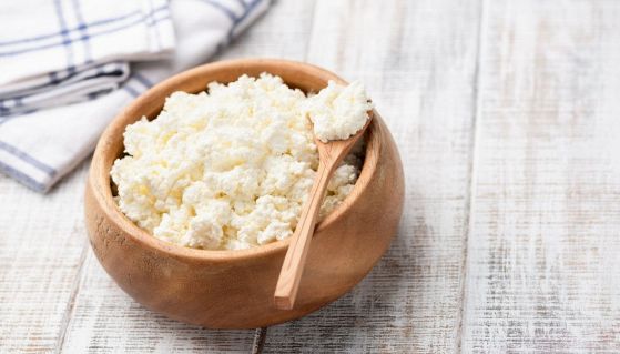 Amico delle diete ipocaloriche, il cottage cheese, o fiocchi di latte, è un prodotto caseario molto salutare