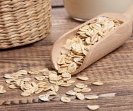 I fiocchi di orzo derivano dai chicchi del cereale, ai quali viene eliminato il guscio esterno: sono ricchi di benefici e di proprietà nutrizionali