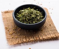 Le foglie di fieno greco secche sono perfette per insaporire tante ricette e apportano numerosi benefici all'organismo: ecco le loro proprietà