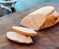 Il foie gras è un prodotto un tempo considerato molto pregiato, che dovrebbe essere consumato con moderazione: ecco quali sono le sue proprietà nutrizionali