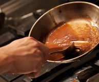 Una salsa residua che rimane all'interno della pentola dopo aver cucinato carne, pesce o verdure che dona sapore ai piatti. Ecco come prepararlo