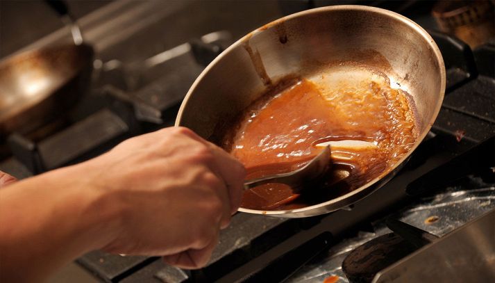 Una salsa residua che rimane all'interno della pentola dopo aver cucinato carne, pesce o verdure che dona sapore ai piatti. Ecco come prepararlo