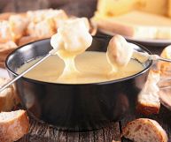 Tutto quello che devi sapere sulla fonduta o, in francese, fondue, un mix di formaggi a pasta dura fatti disciogliere in una pentola