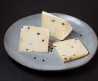 Un formaggio delicato e molto saporito allo stesso tempo: il formaggio al pepe è un ingrediente da scoprire per ottimi antipasti e per golose ricette