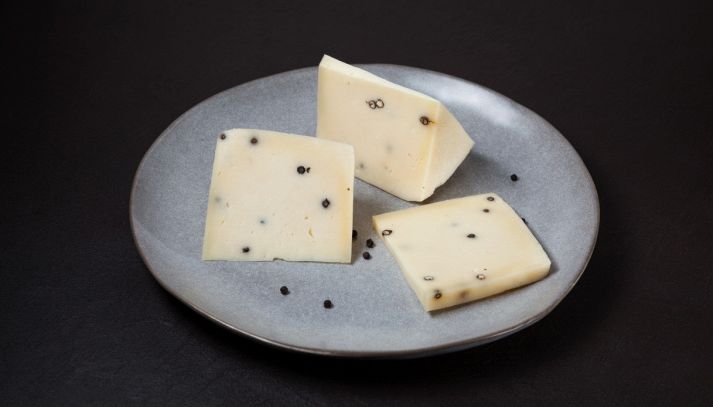 Un formaggio delicato e molto saporito allo stesso tempo: il formaggio al pepe è un ingrediente da scoprire per ottimi antipasti e per golose ricette